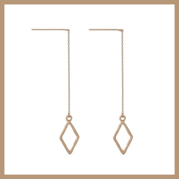 Jewelry - Gold tone threader earrings